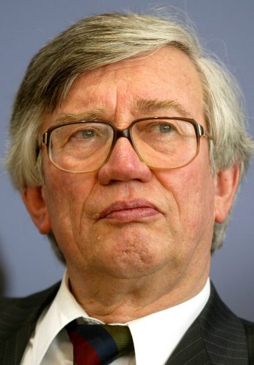Prof. Dr. Jürgen Kromphardt - war von 1999 bis 2004 einer der fünf »Wirtschaftsweisen« im Sachverständigenrat der Bundesregierung.