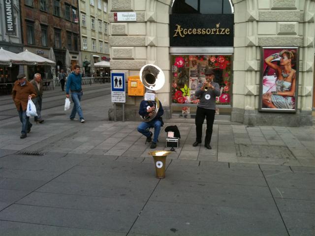 Grazer Stadmusikanten - mit außergewöhnlich großen Instrumenten.