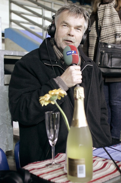 Manni Breuckmann - im Stadion in Bochum: bei der Kommentierung seines letzten Spiels - nach 36 Jahren als Radioreporter.