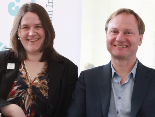 Susanne Krones und Olaf Hintze - Krones arbeitet als Lektorin, Autorin und Wissenschaftlerin, Hintze in der IT-Branche.