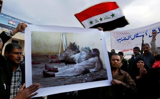 Iraker - protestieren gegen die Behandlung Inhaftierter durch britische und U.S. amerikanische Soldaten. Foto: SABAH ARAR/AFP