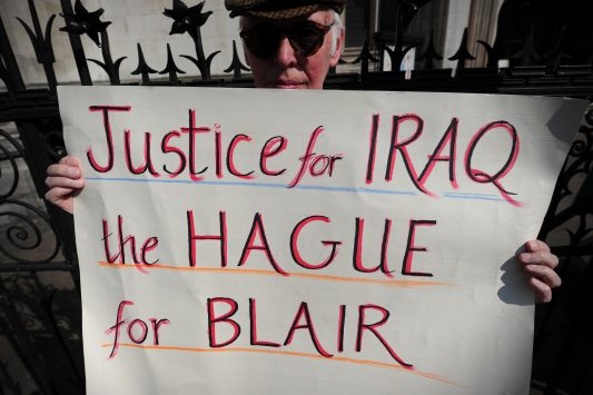 Ein Demonstrant - fordert 2012 in London Gerechtigkeit für den Irak und ein Verfahren gegen den ehemaligen britischen Premierminister Tony Blair. Foto: Carl Court/AFP