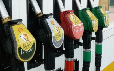 Nicht nur Tankstellen ziehen den Zorn der Verbraucher auf sich, auch die Hersteller verärgern mit falschen Angaben zum Spritverbrauch. Foto: Arktis_Aktion_Greenpeace_Muenchen_Shell_Tankstelle_20120901 (2) / credits: Greenpeace München | <a href