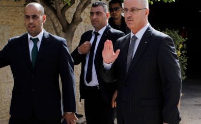 Der palästinensische Premierminister Rami Hamdallah ist mit seinen Bodyguards auf dem Weg zur ersten Kabinettssitzung der neuen Regierung. © AFP/Abbas Momani