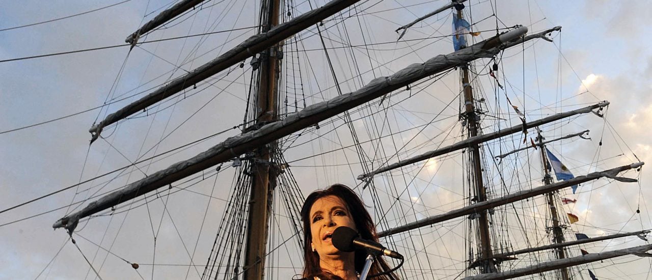 Argentiniens Präsidentin Kirchner vor der „Fragata Libertad“. Ein Hedgefonds hatte das Schulschiff der argentinischen Marine 2012 in Ghana pfänden lassen. Foto: AFP Photo/Presidencia