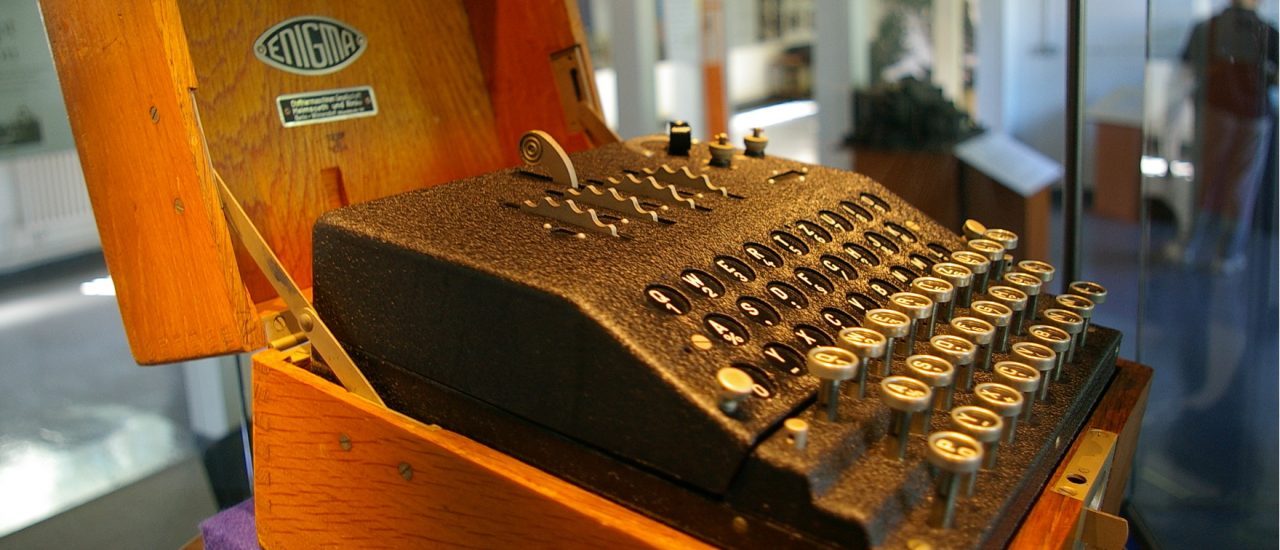 Enigma Machine (Bletchley Park) CC BY-SA 2.0 | Tim Gage / flickr.com