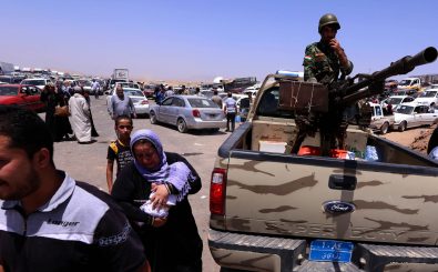 Irakische Familien flüchten aus der Provinz Ninawa. Foto: AFP | Safin Hamed