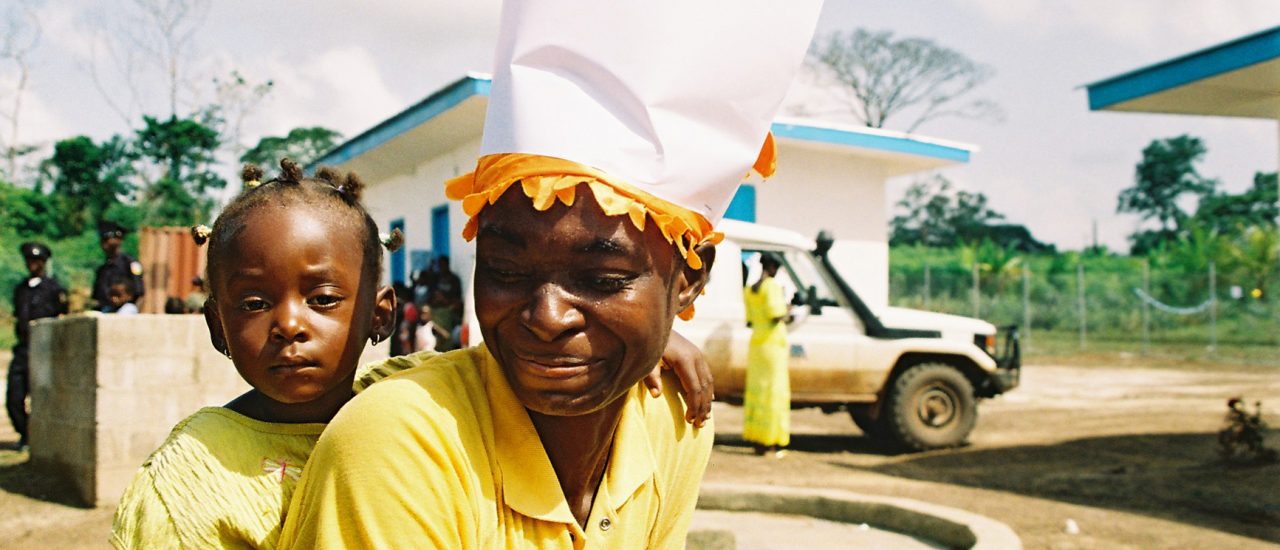 Eine Liberianerin mit ihrem Kind bei der Eröffnung des Frauenzentrums von medica mondiale im Jahr 2007 in Fish Town, Liberia. Foto: © Sybille Fezer/medica mondiale