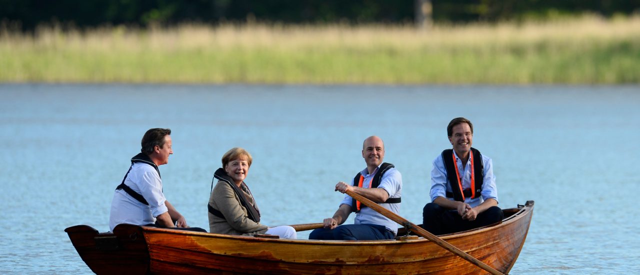Geht Großbritannien von Bord? Beim Minigipfel in Schweden saßen die Staatschefs zumindest symbolträchtig in einem Boot. / © Jonathan Nackstrand / AFP