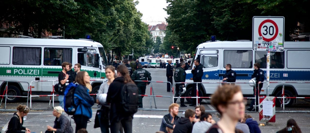 Die Straßen rund um die besetzte Gerhart-Hauptmann-Schule sind weiterhin von Polizeisperren geprägt. Foto: #Ohlauer Räumung / Protest 27.06.14 // Wiener / Ohlauer Straße/ credits: mw238 <a href