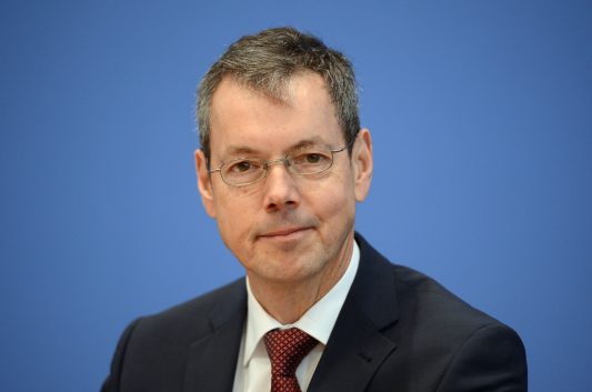 Peter Bofinger - ist einer der fünf Wirtschaftsweisen der Bundesregierung und Inhaber des Lehrstuhles für internationale Wirtschaftsbeziehungen der Universität Würzburg.
