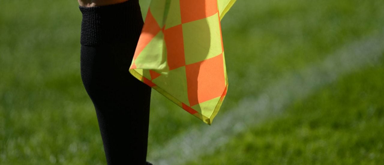 Schiedsrichter müssen ihre Entscheidungen oftmals in Sekundenschnelle treffen. Foto: Die Fahne von Schiedsrichter-Assistent Michael Wemmer/ credits: Textilvergehen| <a href