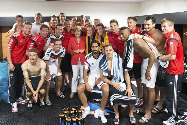 Schnell ein Foto mit der Bundeskanzlerin – die deutsche Nationalmannschaft nach dem Spiel gegen Portugal. Foto: Steffen Seibert | @RegSprecher | <a href