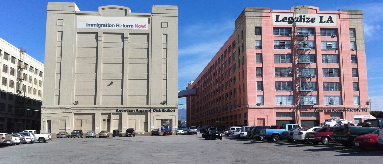 Blick auf zwei Gebäude der US-Textilfirma American Apparel. Das Unternehmen produziert in der Innenstadt von Los Angeles. Foto: American Apparel | Quelle <a href