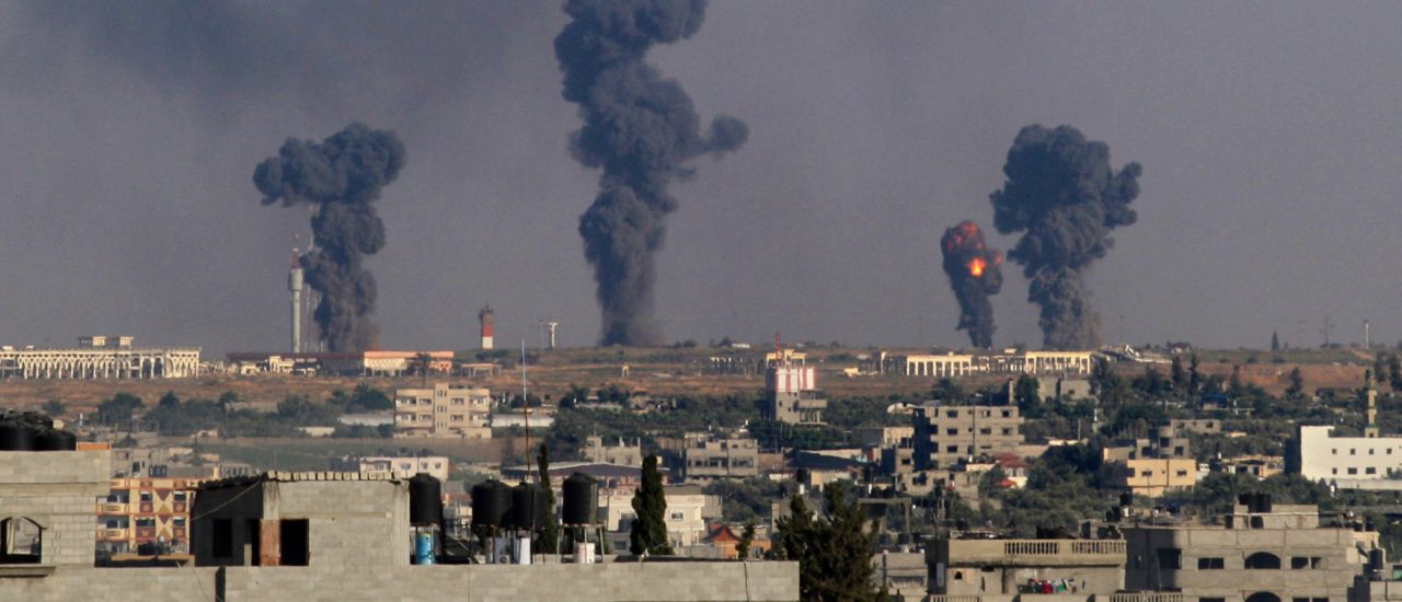 7. Juli 2014: Ein Feuerball ist nach einem israelischen Angriff auf den „Gaza International Airport“ in Rafah zu sehen. Foto: Said Khatib (AFP) 
