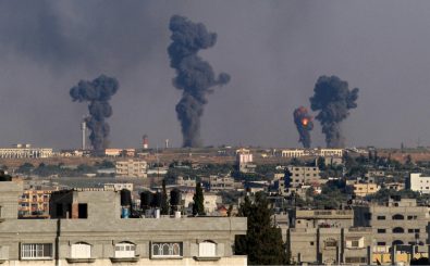 7. Juli 2014: Ein Feuerball ist nach einem israelischen Angriff auf den „Gaza International Airport“ in Rafah zu sehen. Foto: Said Khatib (AFP) 