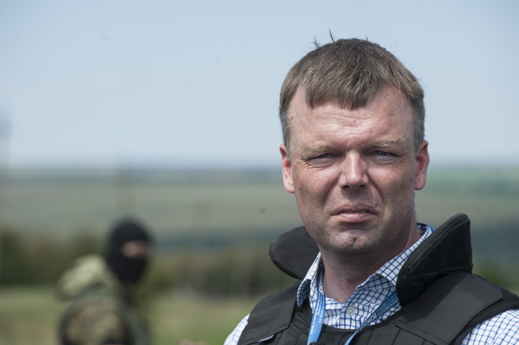 Alex Hug in der Ukraine an einer der Fundstellen der abgestürzten MH 17. / Foto: Evgeniy Maloletka | OSCE