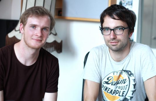 Florian Farken (l.) und Philipp Weißkirch (r.) - haben zur Homophobie in deutschen Stadien recherchiert. 
