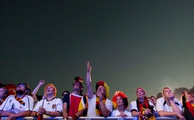 Fans auf der Fanmeile in Berlin. Foto: Alexander Koall | AFP