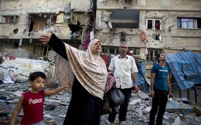 Eine palästinensische Familie vor ihrem von Israelis zerstörten Haus. Foto: Mohammed Abed/AFP.