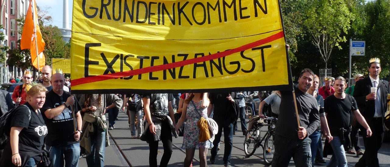 Foto: Basic Income Demonstration in Berlin CC BY-SA 2.0 | stanjourdan / flickr.com