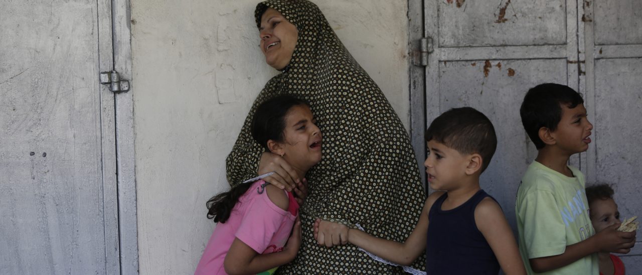Eine palästinensische muss ihr Haus verlassen, nachdem die israelische Armee mit einem sog. „knock on the roof“ dessen baldige Bombardierung angekündigt hatte. Foto: Mohammed Abed | AFP