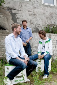 Felix Langguth, Jakob Berndt und Paul Bethke sind die drei Gründer hinter Lemonaid und Charitea. Foto: steffi Zepp.