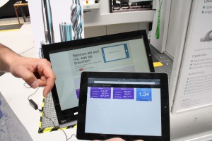 Man hält ein Tablet an den Maschinenmonitor und kann sich die Informationen, die man benötigt , einfach mitnehmen. Foto Max Heeke