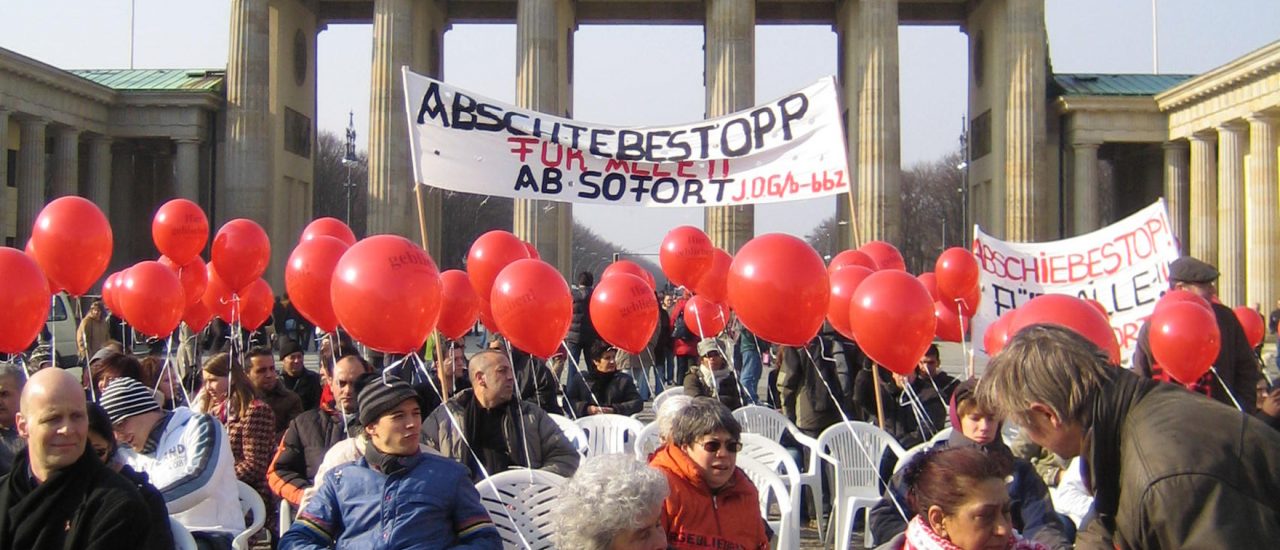 Demonstration vor dem Brandenburger Tor gegen die Abschiebung von Flüchtlingen. Foto: Sitzdemo CC BY 2.0 | Julia Seeliger | flickr.com