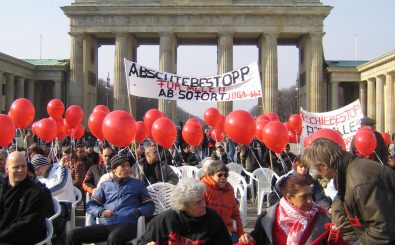 Demonstration vor dem Brandenburger Tor gegen die Abschiebung von Flüchtlingen. Foto: Sitzdemo CC BY 2.0 | Julia Seeliger | flickr.com