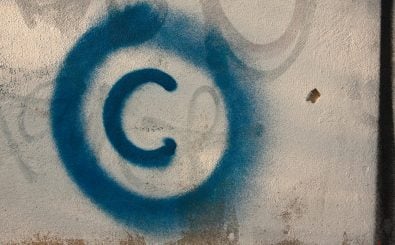Wo muss der Urhebervermerk stehen? Foto: Large copyright graffiti sign on cream colored wall / credits: CC BY 2.0 | Horia Varlan | flickr.com