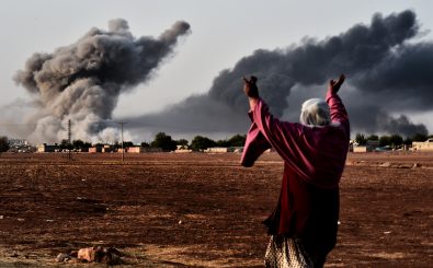 Eine US-geführte Koalition unterstützt die Kurden mit Luftschlägen beim Kampf um Kobane Foto: AFP PHOTO / Aris Messinis