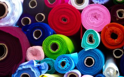 Geht es nach der Bundesregierung soll die Textilindustrie in Zukunft ökologischer und sozialer werden. Foto: Colorfull Fabrics CC BY-SA 2.0 | Thomas Euler | flickr.com