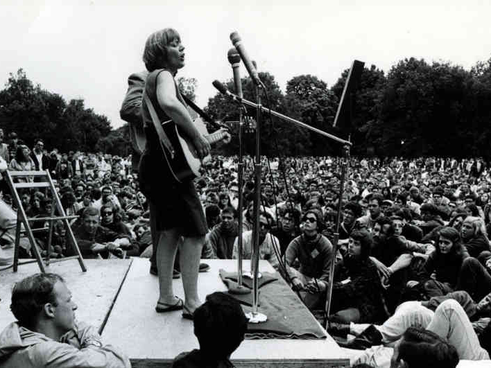 Barbara Dane spielt beim Newport Folk Festival 1959. Foto: privat.