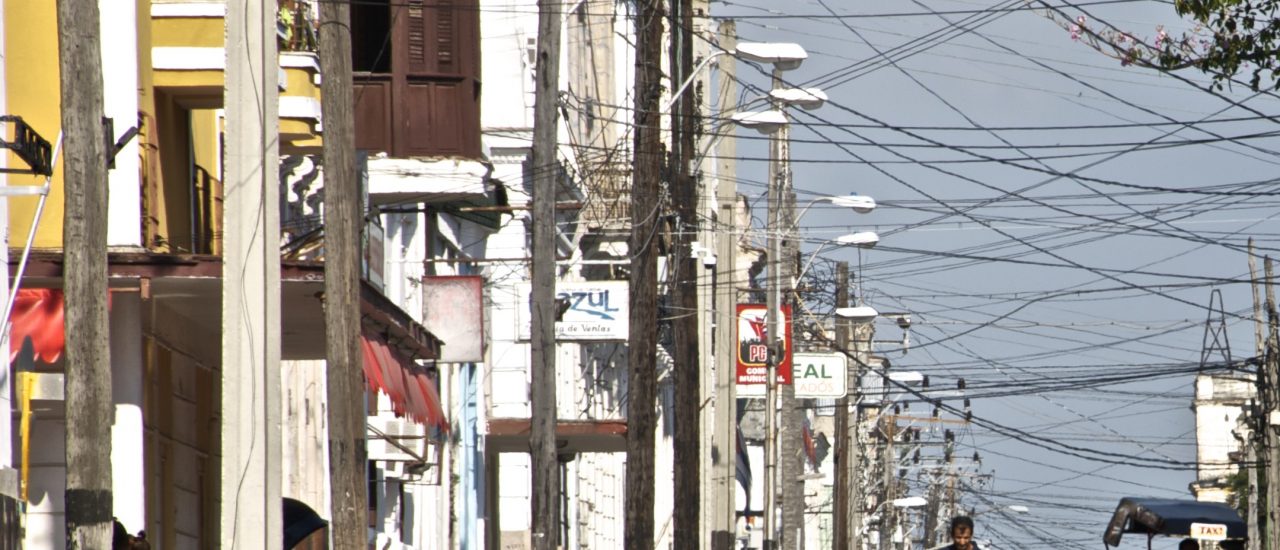 Die Kabel über den Häuserdächern Havannas verdecken die Sicht auf den blauen Himmel. 