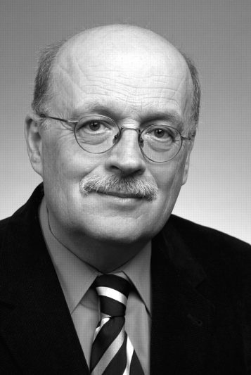 Prof. Dr. Joachim Krause  - ist Direktor und Geschäftsführer des Instituts für Sicherheitspolitik der Universität Kiel