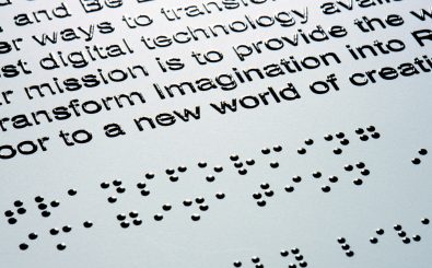 Die Braille-Schrift ermöglicht es Sehbehinderten und Blinden Menschen, mit dem Tastsinn ihrer Finger zu lesen.