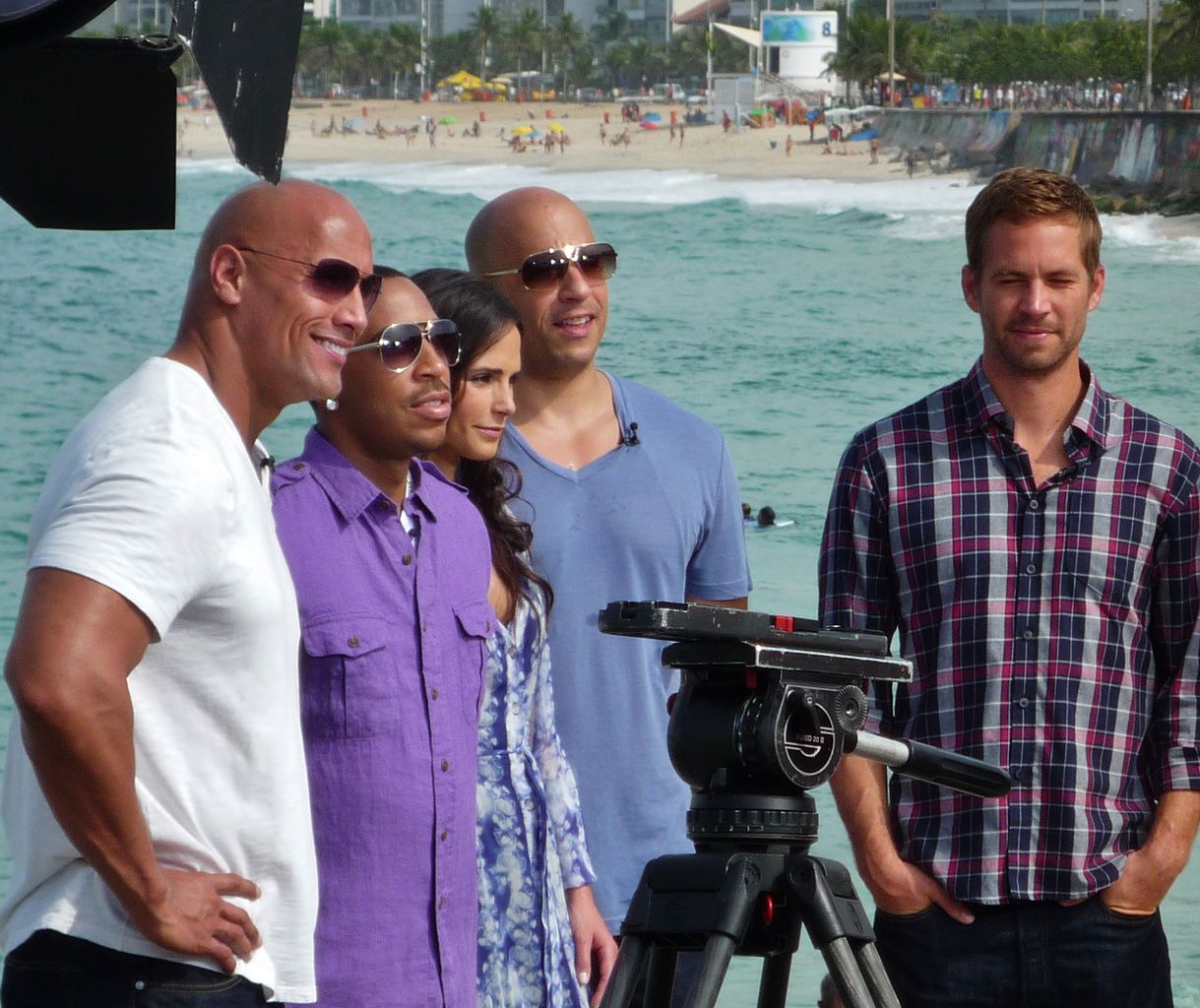 Der Cast von Fast Five. Nun, im neuen Fast & The Furious 7 musste Paul Walker teils von seinen Brüdern gespielt werden. Foto: Fast Five Cast.jpg / credits: CC BY 2.0 | Jack Zalium | wikipedia.org