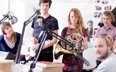 Nur echt mit Waldhorn – die Kölner Band Lingby im Studio. Foto: detektor.fm