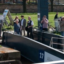 Johanna Wanka betritt die MS Wissenschaft