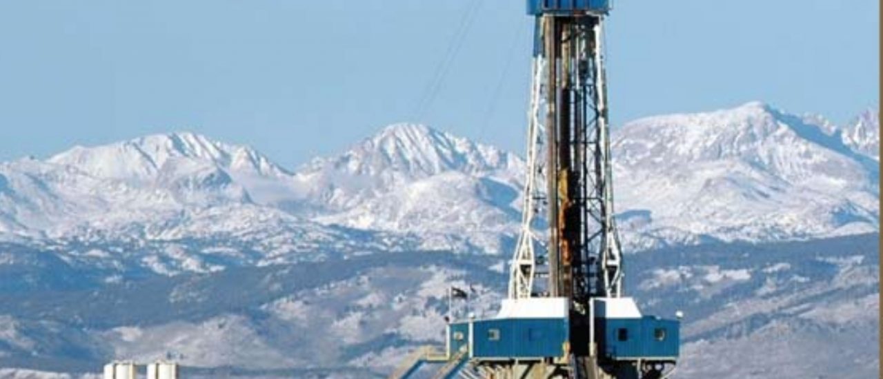 Fracking. Schiefergasbohrung in der Pinedale-Antiklinale im US-Bundesstaat Wyoming, im Hintergrund die Rocky Mountains. 
