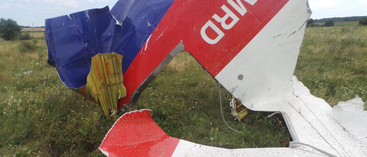 Viele unbeantwortete Fragen: Im Juli 2014 stürzte das Passagierflugzeug MH17 über der Ostukraine ab. Foto: 20140720_122209 CC BY-NC-SA 2.0 | Jeroen Akkermans