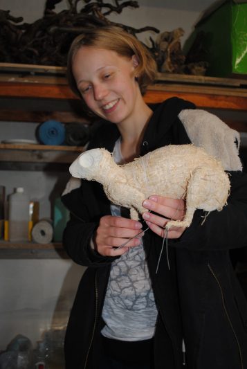 Lydia Mäder  - ist Tierpräparatorin. Foto: Insa van den Berg