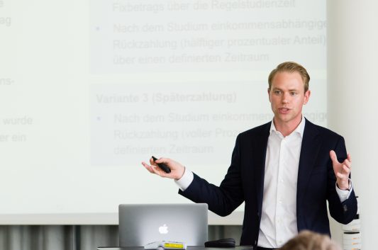 Niklas Becker - studiert seit 2011 Philosophie, Politik und Ökonomik und ist Vorstand für Finanzen der Studierendengesellschaft.