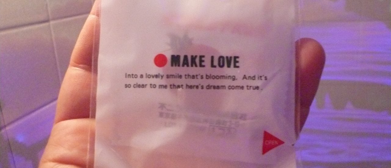Make Love? Durch sozialen Druck verspüren viele Japaner nicht mal Lust, Sex zu haben. Foto: MAKE LOVE condom in Shibuya love-hotel, Tokyo, Japan.JPG CC BY-SA 2.0 | Cory Doctorow | flickr.com