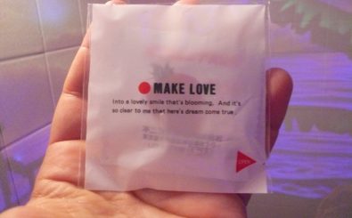 Make Love? Durch sozialen Druck verspüren viele Japaner nicht mal Lust, Sex zu haben. Foto: MAKE LOVE condom in Shibuya love-hotel, Tokyo, Japan.JPG CC BY-SA 2.0 | Cory Doctorow | flickr.com