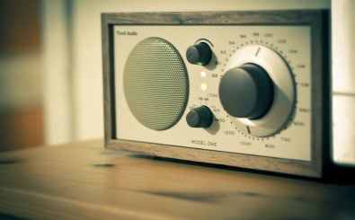 Kleine Geräte, große Wirkung: ein Radiosender will Flüchtlingen eine Stimme verschaffen. Weltweit. Foto New kitchen radio /credits: CC BY 2.0 | Johan Larrson / flickr.com