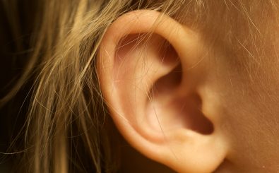 Es liegt nicht nur an den Ohren: Wenn wir Schwierigkeiten haben, einem Gesprächspartner in lauter Umgebung zuzuhören, dann kann das Problem auch zwischen den Ohren liegen. Foto: Ear CC BY 2.0 | Travis Isaacs | Flickr.com