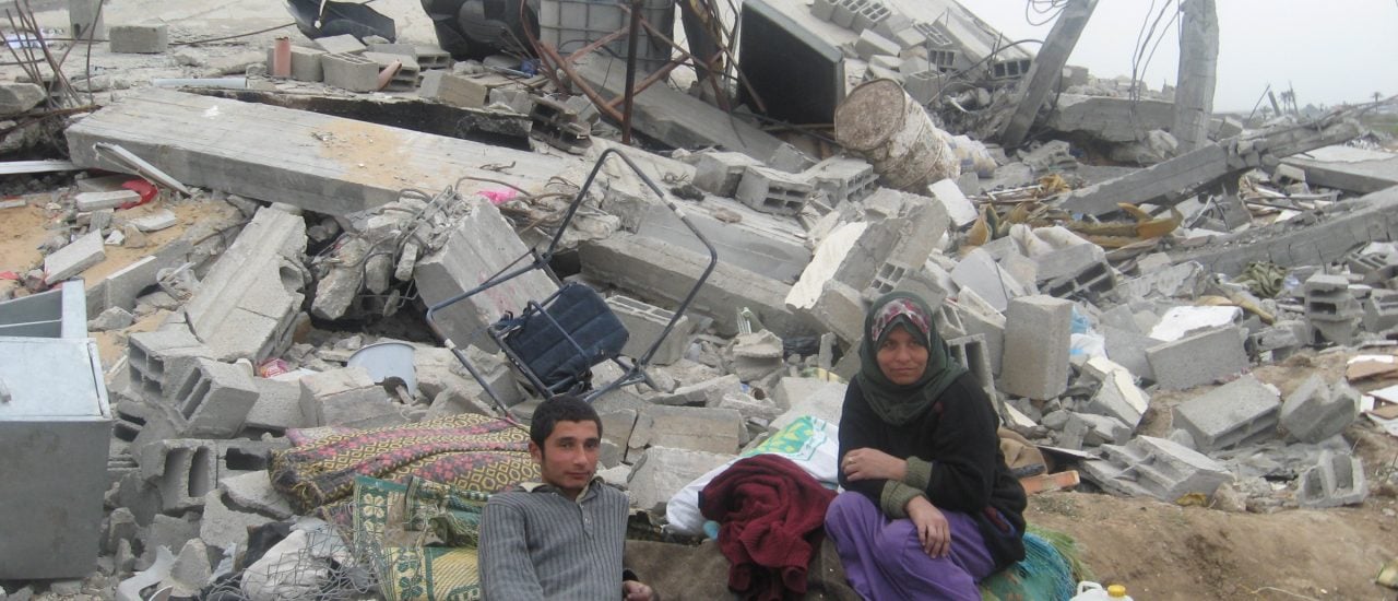 Menschen im Gaza-Streifen vor einem durch Israelische Raketen zerstörten Haus. Foto: Gaza, homeless people in Alatara CC BY 2.0 | Physicians for Human Rights | flickr.com