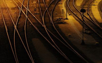 Trennung von Schiene und Verkehr. Das fordert die Monopolkommission der Bundesregierung schon länger für den Konzern Deutsche Bahn. Foto: tracks. CC BY 2.0 | Tobias Mandt | Flickr.com